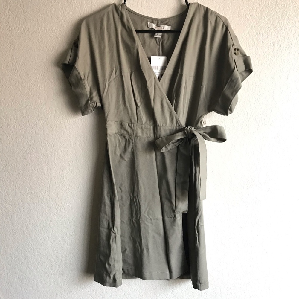 COPY - NWT F21 Contemporary v-neck button blouse